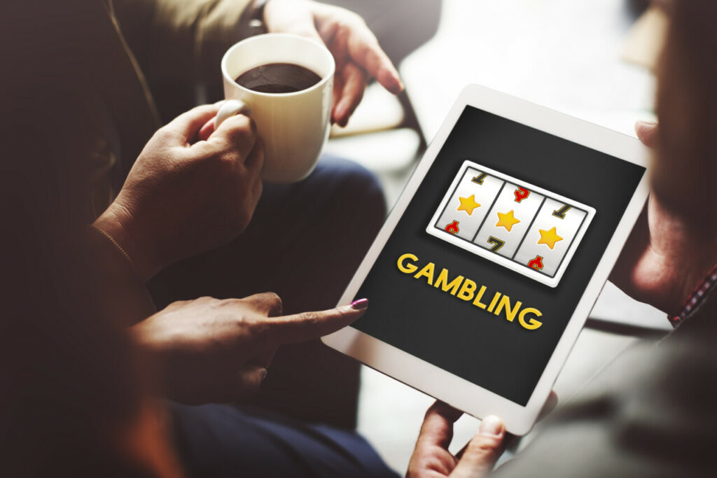 online-gambling-med-enarmet-tyvekraegt-paa-en-ipad