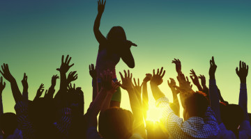 Fest med musik omkring solnedgang